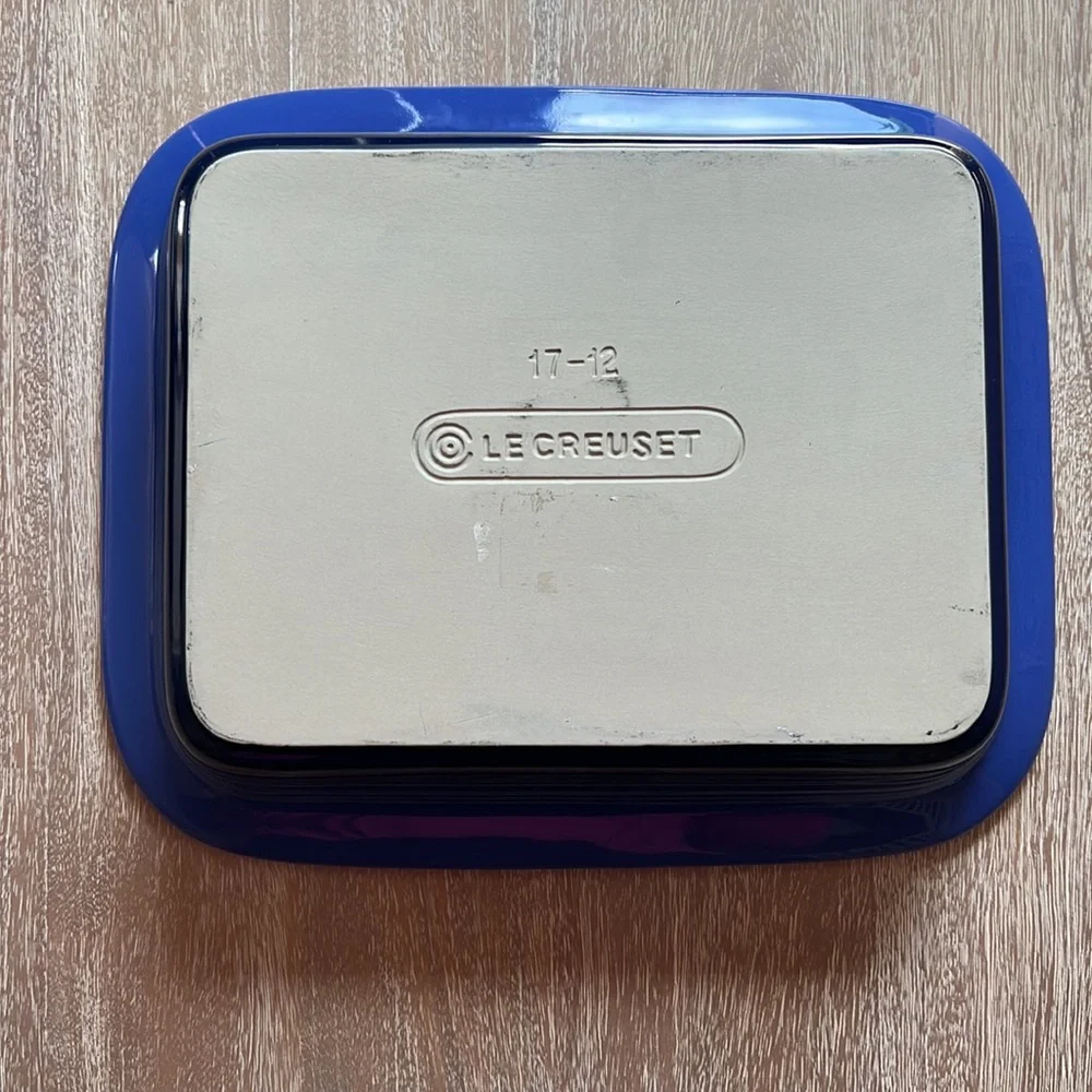Le Creuset Stoneware 8-1/2-by-11-Inch Covered Deep Dish Baker, Blue - Picture 3 of 4